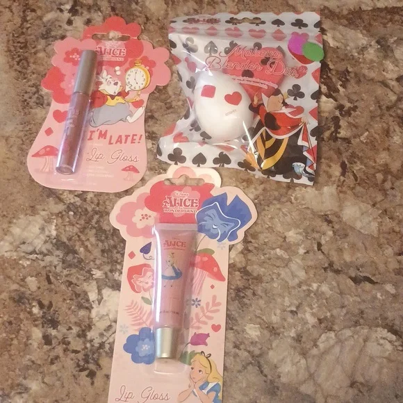 Alice in Wonderland beauty set . New Disney Fan - Picture 1 of 4